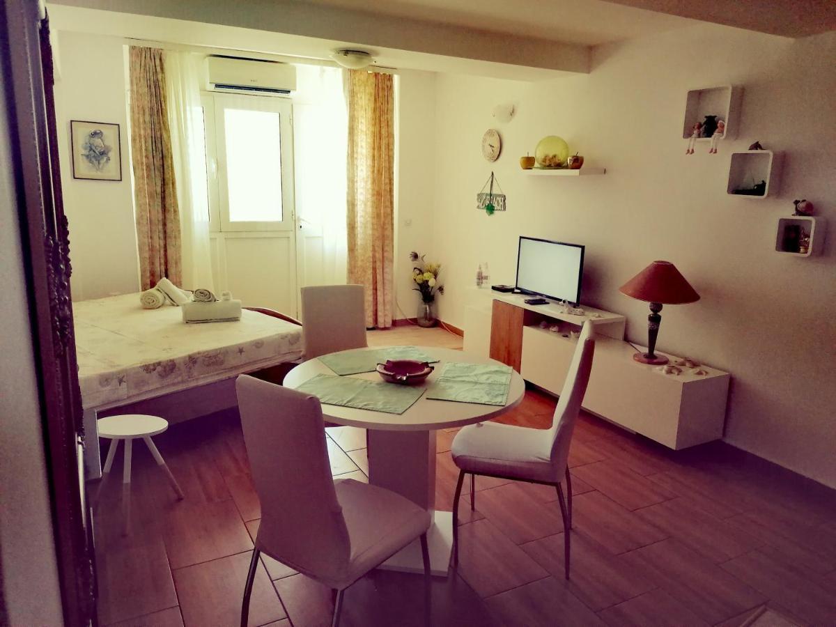 Apartment Lju On The Beach Split Exterior photo